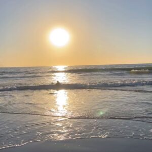 Fernanda Machado Instagram - De volta na quebradeira da obra, e com o coração aquecido dos últimos dias lindos que tivemos. 

Feriado, crianças sem escola, curtimos a família na casa da praia e os meninos brincaram muito. Lucca tá apaixonado pelo mar, queria pegar onda na boogie board o dia todinho, coisa mais linda! Aproveitei pra organizar muita coisa por lá, e até pintei uns móveis. 

Tão importante a gente poder, de tempos em tempos, desacelerar um pouco, pra gente poder curtir os filhos, ter tempo de refletir, perceber e agradecer todos os pequenos milagres da vida! ✨🙌🏻🙏🏻

E assim voltamos pra rotina e correria muito mais equilibrados e carregados, né?!! Feliz semana pra todos! 

#familytime #diaslindos 
#pordosolespetacular #maternidade #amamentaçaoprolongada #breastfeeding #longtermbreastfeeding 
#omaioramordomundo #gratidao
#grateful #blessed #gorgeoussunset