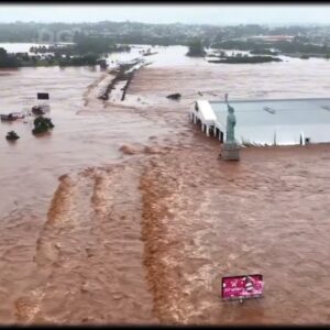 Fernanda Machado Instagram - A tragédia no Rio Grande do Sul é 
dilacerante… 💔

Infelizmente, conhecemos a dor de ter um ente amado desaparecido numa tragédia como essa, e é despertador. 

Vivemos uma tragédia muito parecida aqui em Montecito, 6 anos atrás, e que infelizmente tirou a vida da minha sogra. 

Ver cenas como essas sempre trazem o nosso trauma de volta, saber que outras pessoas estão vivendo a dor e a angústia de uma tragédia como essa, nos faz reviver a nossa dor de novo. 

Estamos em oração desde que soubemos das notícias, orando muito por todos que estão em dor e sofrimento nesse momento. 🙏🏻

Vamos ajudar como pudermos. Vídeo @dgcuriosities 

#ajudeoriograndedosul #sosriograndedosul #chuvasnoriograndedosul