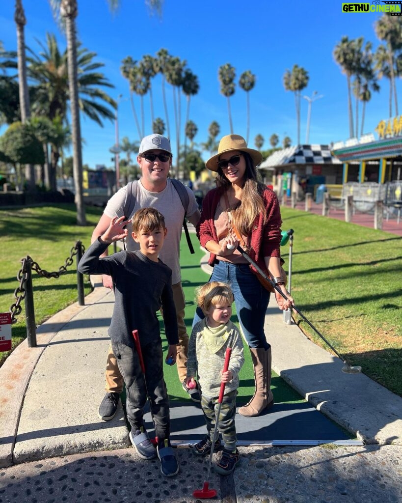 Fernanda Machado Instagram - Delícia de domingo, curtindo meus meninos. Curtir e aproveitar momentos simples, do lado de quem a gente ama, tá sempre no topo da minha lista, principalmente na minha lista do domingo! Mini golf com meus boys…⛳️🏌️‍♀️🏌️‍♀️🏌️‍♂️⛳️ Bom restinho de domingo pra todos! #sundayfunday #domingodelícia #meusamores #minigolf #myboys #minhafamília #meutudo