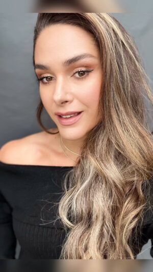 Fernanda Machado Instagram - 📸 Esse weekend teve festa… 

Nem me lembro há quanto tempo eu não fazia uma make de festa. Tava quase perdendo o jeito de fazer o cat eye. 😽

Já perdi o jeito de usar salto alto faz tempo, se tiver que usar salto, só uso salto grosso e não muito alto e muito de vez em quando. Quem aí também cansou do salto alto fino?! 😂

#partytime #makedefesta #lookdefesta #makeup #maquiagem #maquiagemdefesta #delineadordegatinho #hellomonday