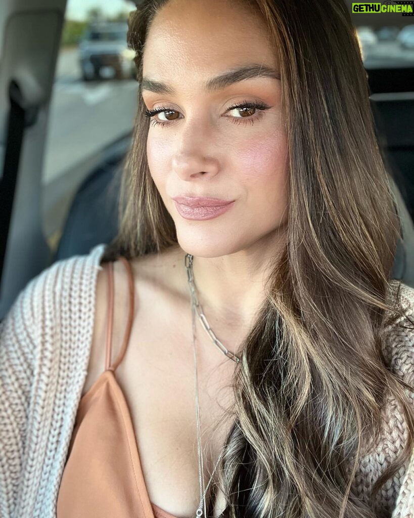 Fernanda Machado Instagram - Uma arrumadinha de leve, pra um Mama’s night out, porque a gente merece, né mamães?! Zero filtro e tons caramelos… 🍂✨ Os filtros nunca fizeram a minha cabeça, eu sempre fui fã de uma maquiagem leve, com ar de frescor, e uma luz bonita. Esse duo é o melhor de todos! 😉🤎 Um lindo fim de semana pra todos nós! #nofilter #mama’snightout #zerofitro #freshmakeup #maquiagemleve #mamaemerece