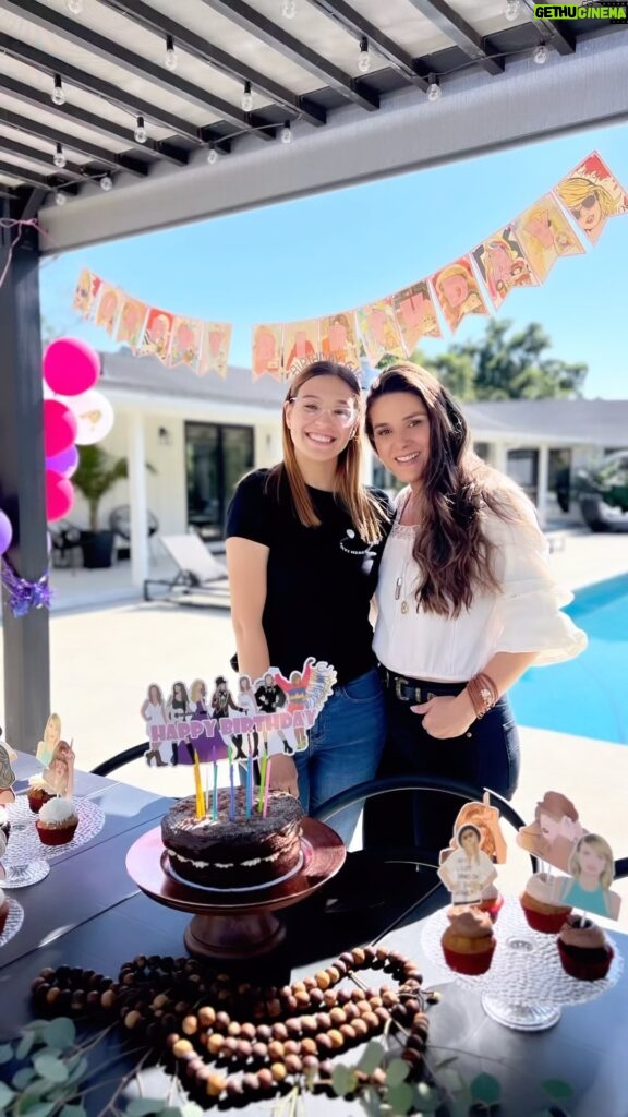 Fernanda Machado Instagram - Hoje o dia é todo dela, da nossa Amanda amada! 🎊🎉 E aprontamos uma festa surpresa pra ela, porque ela merece! Parabéns Manda!!!!! Feliz 28!!! Nem acredito que já vivemos juntas esse ano todinho… E que ano lindo nós tivemos, e hoje você se tornou a little sister que eu nunca tive e sempre sonhei em ter! Continue sendo essa menina querida, responsável e amorosa que você é. Obrigada por tudo my little sis! Te desejo tudo, tudo de mais lindo, hoje e sempre, e que todos os seus sonhos se realizem! We all love you! ♥️ #festasurpresa #felizniver #vivaaManda #AmandaAmada #happy28