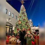 Fernanda Machado Instagram - E a alegria do Leo com a neve caindo foi contagiante! 😂 Coisa mais fofa do mundo!!!!! A gente ama ver a neve na árvore de natal do Passeo Nuevo, todo ano a gente tá lá! 🎄❄️☃️🎅🏻 Um fim de semana iluminado e cheio de sorrisos pra todos nós! #xmas2022 #amagiadonatal #natal2022 #maternidade #meusamores #omaioramordomundo #alegriacontagiante