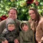 Fernanda Machado Instagram - E a alegria do Leo com a neve caindo foi contagiante! 😂 Coisa mais fofa do mundo!!!!! A gente ama ver a neve na árvore de natal do Passeo Nuevo, todo ano a gente tá lá! 🎄❄️☃️🎅🏻 Um fim de semana iluminado e cheio de sorrisos pra todos nós! #xmas2022 #amagiadonatal #natal2022 #maternidade #meusamores #omaioramordomundo #alegriacontagiante