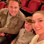 Fernanda Machado Instagram - Bom demais ir ao teatro com meu big boy! Especialmente depois de uns dias cheios de pepinos na obra, o que faz parte do processo, né?! Não importa o que a gente esteja fazendo, construindo uma casa, fazendo uma peça de teatro, resolver problemas é parte de estarmos vivos, né?!! E o grande segredo é tentar resolver os problemas com leveza pra gente não perder o momento presente. E nada como uma noite no teatro, pertinho de quem a gente ama, pra aliviar e nos ajudar a ter mais leveza diante dos pepinos da vida, e vamo que vamo, que a vida é bonita, e é bonita! #noitenoteatro #teatrocommeusmeninos #theaternight #meusamores #amagiadoteatro