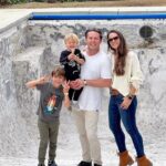Fernanda Machado Instagram - Eu amo quando os meninos vem me visitar no meio da quebradeira! 🛠👷🏻‍♀️👨‍👩‍👦‍👦 Mais uma semana muito corrida na obra. 1001 decisões todos os dias, muito progresso já feito, e agora estou partindo pra decisão final dos acabamentos da piscina e do hardscape. Segunda piscina que faço na vida, dessa vez já tô um pouquinho mais experiente. Na primeira piscina, da casa que ainda estamos morando, eu nunca tinha feito uma piscina na vida. Tudo era novidade pra mim, foi um processo de aprendizado super bacana, e adorei o resultado final. Dessa vez, tô planejando uma piscina totalmente diferente da primeira! Vamos ver no que vai dar, já, já tá pronta e posto aqui! 💦💧 #obra #piscina #poolrenovation #remodel #poolproject #workinprogress #maternidade #meusmeninosnaobra #omaioramordomundo #reforma #correria #pool