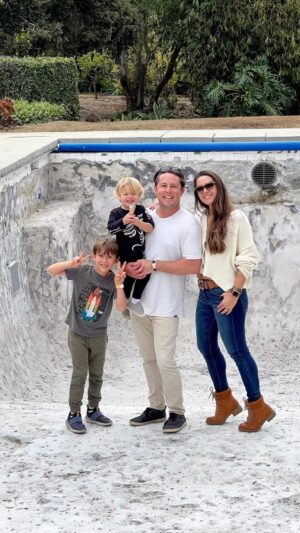Fernanda Machado Instagram - Eu amo quando os meninos vem me visitar no meio da quebradeira! 🛠👷🏻‍♀️👨‍👩‍👦‍👦

Mais uma semana muito corrida na obra. 
1001 decisões todos os dias, muito progresso já feito, e agora estou partindo pra decisão final dos acabamentos da piscina e do hardscape. 

Segunda piscina que faço na vida, dessa vez já tô um pouquinho mais experiente. Na primeira piscina, da casa que ainda estamos morando, eu nunca tinha feito uma piscina na vida. 

Tudo era novidade pra mim, foi um processo de aprendizado super bacana, e adorei o resultado final. Dessa vez, tô planejando uma piscina totalmente diferente da primeira! Vamos ver no que vai dar, já, já tá pronta e posto aqui! 💦💧

#obra #piscina #poolrenovation #remodel #poolproject #workinprogress #maternidade #meusmeninosnaobra #omaioramordomundo #reforma #correria #pool