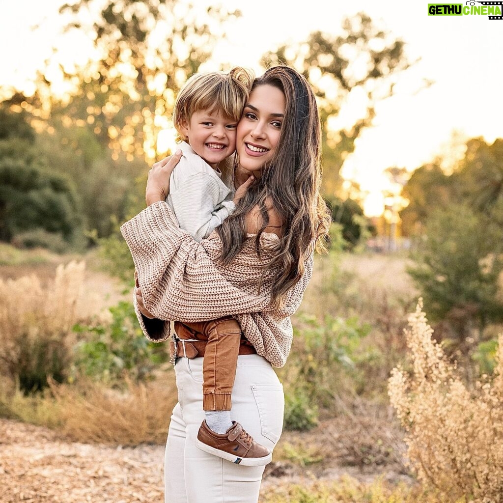 Fernanda Machado Instagram - Hoje é dia de Leozinho, o meu raio de sol, que ilumina tudo ao seu redor! 🌞✨ Eu tive uma uma gravidez de alto risco com o Leo, por conta de uma placenta prévia que nunca subiu. E por isso, tive também um parto de alto risco, pois a placenta que não subiu, era na verdade acreta; cresceu grudada no meu útero, o que me fez perder litros de sangue, numa hemorragia severa. Que colocou a minha vida em risco, e causou a perda do meu útero. E tudo isso no começo de uma pandemia louca. Mas nesse dia, 31.05.2020, às 11:30 da manhã, mesmo diante de tantos riscos, medos e preocupações. Leozinho chegou saudável e tranquilo, iluminando a escuridão e provando que milagres existem! E ele chegou bem no dia do aniversário da minha sogra! Eu tenho a certeza absoluta, de que ela, lá de cima, segurou o Leozinho na minha barriga durante toda a minha gravidez, e que ela cuidou dele e de mim nesse parto tão difícil. Nos provando que o amor é maior que tudo. Feliz aniversário Becky, hoje vc completaria 68 anos. Nossa saudade é gigante. Muito obrigada por tudo, sempre. Te amamos eternamente! Feliz 4 aninhos Leozinho! Você é um milagre precioso, que a vida nos deu, agradeço todos os dias o presente de ter você na minha vida. Mamãe, papai, Lucca, Vovô, Vovó, todos nós te amamos infinito! #Leo4aninhos #felizaniversarioLeo #amorinfinito #maternidade #milagresexistem #omaioramordomundo #happybirthdayLeo #blessed #amoreterno