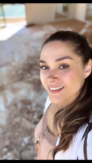 Fernanda Machado Instagram - 1 mês de obra, 1 mês de muita correria, de muita quebradeira, de muita pesquisa de materiais, amostras e cores. E foram muitas, muitas decisões nesse 1 mês. 

Eu adoro navegar neste universo da arquitetura e do design, eu já me aventurei bastante nesse universo fazendo nossas últimas casas. Mas nunca toquei um projeto tão grande como esse, e os dias tem sido super intensos nesse último mês, porque aqui eu sou a arquiteta, a designer de interiores e a paisagista, 3 em 1! 😱🤪💪🏻

Eu amo transformar totalmente um espaço, criar algo novo e aconchegante num ambiente que estava meio abandonado e sem graça. Já andamos muito com a obra nesse 1 mês, mas ainda temos muito mais pela frente, vamos que vamos! Quem aí também ama uma obra?! 

#remodeling #obra #reforma #workinprogress #interiordesign #arquitetura #designdeinteriores #funprocess #3fulltimejobs #3em1 #amoumaobra