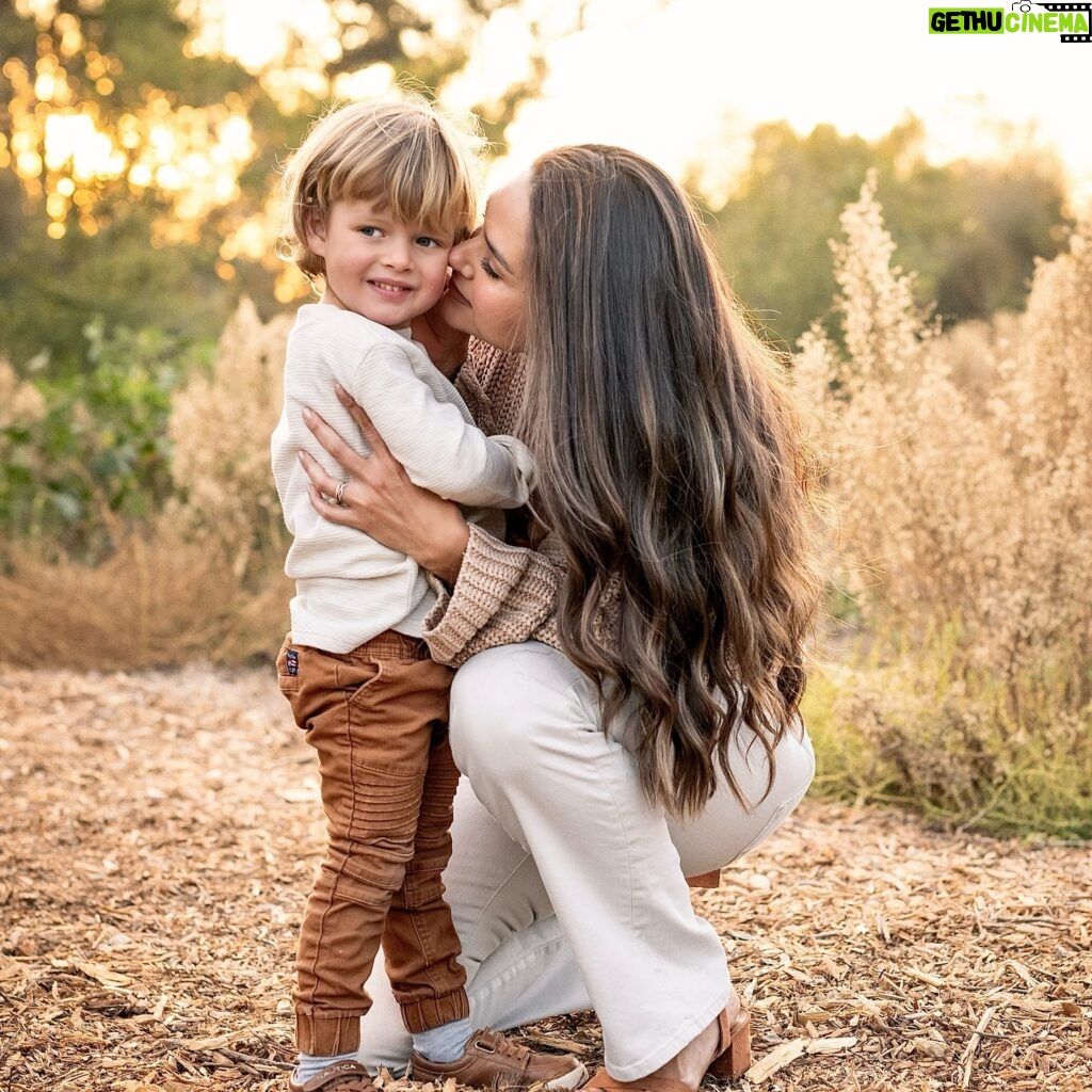 Fernanda Machado Instagram - Hoje é dia de Leozinho, o meu raio de sol, que ilumina tudo ao seu redor! 🌞✨ Eu tive uma uma gravidez de alto risco com o Leo, por conta de uma placenta prévia que nunca subiu. E por isso, tive também um parto de alto risco, pois a placenta que não subiu, era na verdade acreta; cresceu grudada no meu útero, o que me fez perder litros de sangue, numa hemorragia severa. Que colocou a minha vida em risco, e causou a perda do meu útero. E tudo isso no começo de uma pandemia louca. Mas nesse dia, 31.05.2020, às 11:30 da manhã, mesmo diante de tantos riscos, medos e preocupações. Leozinho chegou saudável e tranquilo, iluminando a escuridão e provando que milagres existem! E ele chegou bem no dia do aniversário da minha sogra! Eu tenho a certeza absoluta, de que ela, lá de cima, segurou o Leozinho na minha barriga durante toda a minha gravidez, e que ela cuidou dele e de mim nesse parto tão difícil. Nos provando que o amor é maior que tudo. Feliz aniversário Becky, hoje vc completaria 68 anos. Nossa saudade é gigante. Muito obrigada por tudo, sempre. Te amamos eternamente! Feliz 4 aninhos Leozinho! Você é um milagre precioso, que a vida nos deu, agradeço todos os dias o presente de ter você na minha vida. Mamãe, papai, Lucca, Vovô, Vovó, todos nós te amamos infinito! #Leo4aninhos #felizaniversarioLeo #amorinfinito #maternidade #milagresexistem #omaioramordomundo #happybirthdayLeo #blessed #amoreterno