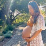Fernanda Machado Instagram - Hoje é dia de Leozinho, o meu raio de sol, que ilumina tudo ao seu redor! 🌞✨ Eu tive uma uma gravidez de alto risco com o Leo, por conta de uma placenta prévia que nunca subiu. E por isso, tive também um parto de alto risco, pois a placenta que não subiu, era na verdade acreta; cresceu grudada no meu útero, o que me fez perder litros de sangue, numa hemorragia severa. Que colocou a minha vida em risco, e causou a perda do meu útero. E tudo isso no começo de uma pandemia louca. Mas nesse dia, 31.05.2020, às 11:30 da manhã, mesmo diante de tantos riscos, medos e preocupações. Leozinho chegou saudável e tranquilo, iluminando a escuridão e provando que milagres existem! E ele chegou bem no dia do aniversário da minha sogra! Eu tenho a certeza absoluta, de que ela, lá de cima, segurou o Leozinho na minha barriga durante toda a minha gravidez, e que ela cuidou dele e de mim nesse parto tão difícil. Nos provando que o amor é maior que tudo. Feliz aniversário Becky, hoje vc completaria 68 anos. Nossa saudade é gigante. Muito obrigada por tudo, sempre. Te amamos eternamente! Feliz 4 aninhos Leozinho! Você é um milagre precioso, que a vida nos deu, agradeço todos os dias o presente de ter você na minha vida. Mamãe, papai, Lucca, Vovô, Vovó, todos nós te amamos infinito! #Leo4aninhos #felizaniversarioLeo #amorinfinito #maternidade #milagresexistem #omaioramordomundo #happybirthdayLeo #blessed #amoreterno