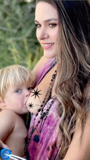 Fernanda Machado Instagram - Nosso carnaval por aqui… 🎊💞

Fato científico; nosso corpo gasta 25% das nossas energias pra produzir leite materno. Enquanto nosso cérebro usa apenas 20% das nossas energias. Doído, né?! 

É, amamentar não é mole não!
Ser mãe não é mole não! 
Muita admiração por todas as super mamães e seus super poderes! 🙌🏻👊🏻💪🏻💕

#amamentação #amamentaçãoprolongada 
#longtermbreastfeeding 
#breastfeeding #maternidade
#maternidadereal #supermamães
