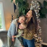 Fernanda Machado Instagram - Aquelas memórias que ficam pra sempre! 🎄♥️✨ Eu amo montar a árvore de natal com meus amores todos os anos. Espero que eles tenham lindas memórias dessa nossa tradição. É tão lindo ver os vídeos dos anos anteriores, do Lucca pequenininho me ajudando a montar a árvore, e e eu com o Leo na barriga… E esse ano eles estão big boys e me ajudaram de verdade, fizemos um super team work! Quem aí também tem essa tradição e adora montar árvore de natal com os pequenos todos os anos?! #xmastree #arvoredenatal #construindomemórias #nossatradiçãodetodososanos #maternidade #omaioramordomundo #meusamores #xmas2022