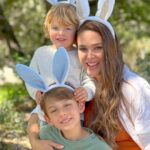 Fernanda Machado Instagram – Feliz Páscoa!!! 🐣🐰✨
Agarradinha nos meus coelhinhos, com eles vivo o maior renascimento de todos! 

#felizpascoa2023 #easter2023 #happyeaster #omaioramordomundo #love 
#renascimento #amorinfinito