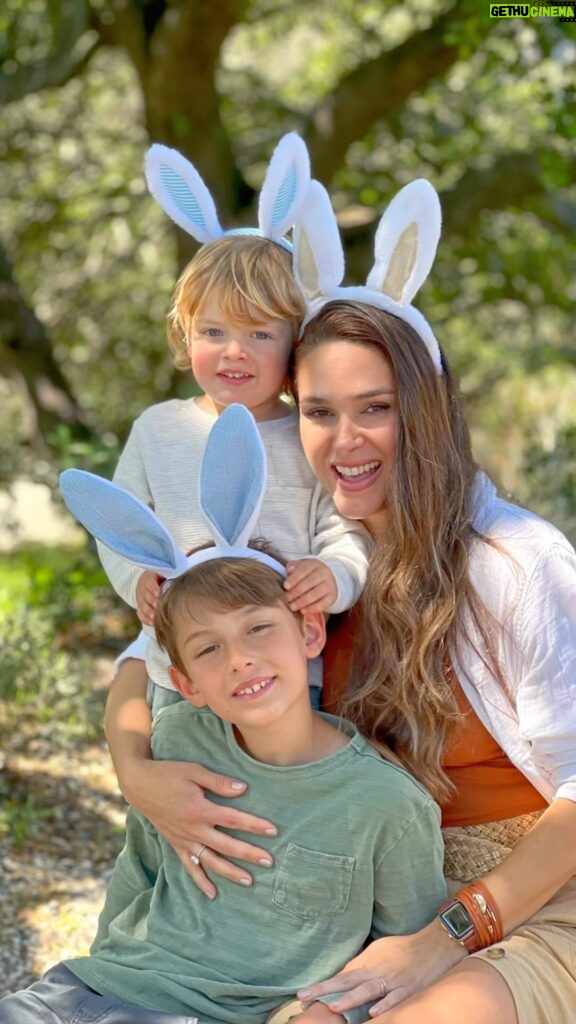 Fernanda Machado Instagram - Feliz Páscoa!!! 🐣🐰✨ Agarradinha nos meus coelhinhos, com eles vivo o maior renascimento de todos! #felizpascoa2023 #easter2023 #happyeaster #omaioramordomundo #love #renascimento #amorinfinito