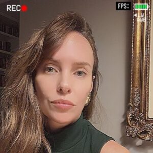 Fernanda Nobre Instagram - Pensando aqui: não acho possível que essas mulheres tenham consciência da armadilha cruel e violenta que estão se metendo. Que moda é essa??