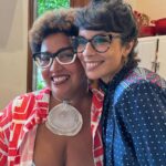 Fernanda Nobre Instagram - Foi um fim de semana intenso. Junto com Manu Zappa organizei a Roda de Mulheres no @prosanacozinha. Foram duas mesas de bate papo com mulheres que admiro para refletirmos sobre o dia Internacional da mulher. Se tem uma coisa que acredito é a troca e escuta entre mulheres. Afetar e ser afetada. Os temas das mesas eram: o que significa a Prisão pela Beleza e a Relação do Tempo para nós mulheres. Foi muito potente, ainda estou reverberando com tudo que foi discutido ali. Obrigada cada uma que estava com a gente. Nosso casting estava muito chique! Vamos fazer mais! 💛