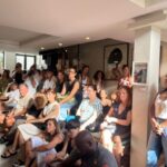 Fernanda Nobre Instagram - Foi um fim de semana intenso. Junto com Manu Zappa organizei a Roda de Mulheres no @prosanacozinha. Foram duas mesas de bate papo com mulheres que admiro para refletirmos sobre o dia Internacional da mulher. Se tem uma coisa que acredito é a troca e escuta entre mulheres. Afetar e ser afetada. Os temas das mesas eram: o que significa a Prisão pela Beleza e a Relação do Tempo para nós mulheres. Foi muito potente, ainda estou reverberando com tudo que foi discutido ali. Obrigada cada uma que estava com a gente. Nosso casting estava muito chique! Vamos fazer mais! 💛