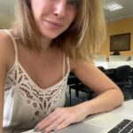 Fernanda Nobre Instagram - 2023 inventei a loucura de começar um mestrado! E olha… tá sendo punk! Apliquei meu projeto sem acreditar muito que seria possível, e não é que passei tanto para PUC Rio quanto para PUC SP? Pelo visto só eu não acreditava que esse projeto era bom. Escolhi o Rio por várias razões mas a principal delas é por causa do corpo docente e minha orientadora, Ana Kiffer, que já acompanhava com admiração há muito tempo. Cheguei e encontrei vários empecilhos, mas tudo bem, respirei e foquei no objetivo inicial e final de exercitar meu conhecimento, afinal de contas o nome “academia” sugere bem isso. Se a gente malha os músculos todos os dias, por que não malhar as sinapses também? O primeiro semestre foi rolamento na escadaria da vida e agora no segundo semestre, depois de entender um pouco mais a dinâmica, tentei ter uma rotina de estudos e escrita. Foi difícil demaaais! Vocês vão me entender: é difícil ser chefe de si mesmo e mais ainda perder o hábito de procrastinar mexendo no celular, quanto me dou conta to há 1 hora vagando por aqui. Fiz vários métodos. Alarmes de 1 em 1 hora com intervalos de 15 min. Acordar às 5:30 da manhã para produzir antes do WhatsApp bombar de mensagens… Ate que descobri a biblioteca da universidade. E aqui estou. Finalizando o último trabalho que precisava entregar neste semestre. Meu Deus, já passou 1 ano que estou vivendo intensamente essa aventura! Ufa. Agora partiu férias! Bahia, tô ansiosa para viver você.