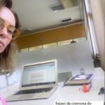 Fernanda Nobre Instagram - 2023 inventei a loucura de começar um mestrado! E olha… tá sendo punk! Apliquei meu projeto sem acreditar muito que seria possível, e não é que passei tanto para PUC Rio quanto para PUC SP? Pelo visto só eu não acreditava que esse projeto era bom. Escolhi o Rio por várias razões mas a principal delas é por causa do corpo docente e minha orientadora, Ana Kiffer, que já acompanhava com admiração há muito tempo. Cheguei e encontrei vários empecilhos, mas tudo bem, respirei e foquei no objetivo inicial e final de exercitar meu conhecimento, afinal de contas o nome “academia” sugere bem isso. Se a gente malha os músculos todos os dias, por que não malhar as sinapses também? O primeiro semestre foi rolamento na escadaria da vida e agora no segundo semestre, depois de entender um pouco mais a dinâmica, tentei ter uma rotina de estudos e escrita. Foi difícil demaaais! Vocês vão me entender: é difícil ser chefe de si mesmo e mais ainda perder o hábito de procrastinar mexendo no celular, quanto me dou conta to há 1 hora vagando por aqui. Fiz vários métodos. Alarmes de 1 em 1 hora com intervalos de 15 min. Acordar às 5:30 da manhã para produzir antes do WhatsApp bombar de mensagens… Ate que descobri a biblioteca da universidade. E aqui estou. Finalizando o último trabalho que precisava entregar neste semestre. Meu Deus, já passou 1 ano que estou vivendo intensamente essa aventura! Ufa. Agora partiu férias! Bahia, tô ansiosa para viver você.