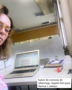 Fernanda Nobre Instagram - 2023 inventei a loucura de começar um mestrado! E olha… tá sendo punk! Apliquei meu projeto sem acreditar muito que seria possível, e não é que passei tanto para PUC Rio quanto para PUC SP? Pelo visto só eu não acreditava que esse projeto era bom. Escolhi o Rio por várias razões mas a principal delas é por causa do corpo docente e minha orientadora, Ana Kiffer, que já acompanhava com admiração há muito tempo. Cheguei e encontrei vários empecilhos, mas tudo bem, respirei e foquei no objetivo inicial e final de exercitar meu conhecimento, afinal de contas o nome “academia” sugere bem isso. Se a gente malha os músculos todos os dias, por que não malhar as sinapses também? O primeiro semestre foi rolamento na escadaria da vida e agora no segundo semestre, depois de entender um pouco mais a dinâmica, tentei ter uma rotina de estudos e escrita. Foi difícil demaaais! Vocês vão me entender: é difícil ser chefe de si mesmo e mais ainda perder o hábito de procrastinar mexendo no celular, quanto me dou conta to há 1 hora vagando por aqui. Fiz vários métodos. Alarmes de 1 em 1 hora com intervalos de 15 min. Acordar às 5:30 da manhã para produzir antes do WhatsApp bombar de mensagens… Ate que descobri a biblioteca da universidade. E aqui estou. Finalizando o último trabalho que precisava entregar neste semestre. Meu Deus, já passou 1 ano que estou vivendo intensamente essa aventura! Ufa. Agora partiu férias! Bahia, tô ansiosa para viver você.