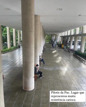 Fernanda Nobre Instagram - 2023 inventei a loucura de começar um mestrado! E olha… tá sendo punk! Apliquei meu projeto sem acreditar muito que seria possível, e não é que passei tanto para PUC Rio quanto para PUC SP? Pelo visto só eu não acreditava que esse projeto era bom. Escolhi o Rio por várias razões mas a principal delas é por causa do corpo docente e minha orientadora, Ana Kiffer, que já acompanhava com admiração há muito tempo. Cheguei e encontrei vários empecilhos, mas tudo bem, respirei e foquei no objetivo inicial e final de exercitar meu conhecimento, afinal de contas o nome “academia” sugere bem isso. Se a gente malha os músculos todos os dias, por que não malhar as sinapses também? O primeiro semestre foi rolamento na escadaria da vida e agora no segundo semestre, depois de entender um pouco mais a dinâmica, tentei ter uma rotina de estudos e escrita. Foi difícil demaaais! Vocês vão me entender: é difícil ser chefe de si mesmo e mais ainda perder o hábito de procrastinar mexendo no celular, quanto me dou conta to há 1 hora vagando por aqui. Fiz vários métodos. Alarmes de 1 em 1 hora com intervalos de 15 min. Acordar às 5:30 da manhã para produzir antes do WhatsApp bombar de mensagens… Ate que descobri a biblioteca da universidade. E aqui estou. Finalizando o último trabalho que precisava entregar neste semestre. Meu Deus, já passou 1 ano que estou vivendo intensamente essa aventura! Ufa. Agora partiu férias! Bahia, tô ansiosa para viver você.