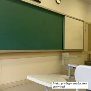 Fernanda Nobre Instagram - 2023 inventei a loucura de começar um mestrado! E olha… tá sendo punk! Apliquei meu projeto sem acreditar muito que seria possível, e não é que passei tanto para PUC Rio quanto para PUC SP? Pelo visto só eu não acreditava que esse projeto era bom. Escolhi o Rio por várias razões mas a principal delas é por causa do corpo docente e minha orientadora, Ana Kiffer, que já acompanhava com admiração há muito tempo. Cheguei e encontrei vários empecilhos, mas tudo bem, respirei e foquei no objetivo inicial e final de exercitar meu conhecimento, afinal de contas o nome “academia” sugere bem isso. Se a gente malha os músculos todos os dias, por que não malhar as sinapses também? O primeiro semestre foi rolamento na escadaria da vida e agora no segundo semestre, depois de entender um pouco mais a dinâmica, tentei ter uma rotina de estudos e escrita. Foi difícil demaaais! Vocês vão me entender: é difícil ser chefe de si mesmo e mais ainda perder o hábito de procrastinar mexendo no celular, quanto me dou conta to há 1 hora vagando por aqui. Fiz vários métodos. Alarmes de 1 em 1 hora com intervalos de 15 min. Acordar às 5:30 da manhã para produzir antes do WhatsApp bombar de mensagens… Ate que descobri a biblioteca da universidade. E aqui estou. Finalizando o último trabalho que precisava entregar neste semestre. Meu Deus, já passou 1 ano que estou vivendo intensamente essa aventura! Ufa. Agora partiu férias! Bahia, tô ansiosa para viver você.