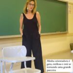 Fernanda Nobre Instagram - 2023 inventei a loucura de começar um mestrado! E olha… tá sendo punk! Apliquei meu projeto sem acreditar muito que seria possível, e não é que passei tanto para PUC Rio quanto para PUC SP? Pelo visto só eu não acreditava que esse projeto era bom. Escolhi o Rio por várias razões mas a principal delas é por causa do corpo docente e minha orientadora, Ana Kiffer, que já acompanhava com admiração há muito tempo. Cheguei e encontrei vários empecilhos, mas tudo bem, respirei e foquei no objetivo inicial e final de exercitar meu conhecimento, afinal de contas o nome “academia” sugere bem isso. Se a gente malha os músculos todos os dias, por que não malhar as sinapses também? O primeiro semestre foi rolamento na escadaria da vida e agora no segundo semestre, depois de entender um pouco mais a dinâmica, tentei ter uma rotina de estudos e escrita. Foi difícil demaaais! Vocês vão me entender: é difícil ser chefe de si mesmo e mais ainda perder o hábito de procrastinar mexendo no celular, quanto me dou conta to há 1 hora vagando por aqui. Fiz vários métodos. Alarmes de 1 em 1 hora com intervalos de 15 min. Acordar às 5:30 da manhã para produzir antes do WhatsApp bombar de mensagens… Ate que descobri a biblioteca da universidade. E aqui estou. Finalizando o último trabalho que precisava entregar neste semestre. Meu Deus, já passou 1 ano que estou vivendo intensamente essa aventura! Ufa. Agora partiu férias! Bahia, tô ansiosa para viver você.