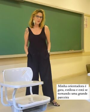 Fernanda Nobre Instagram - 2023 inventei a loucura de começar um mestrado! E olha… tá sendo punk! Apliquei meu projeto sem acreditar muito que seria possível, e não é que passei tanto para PUC Rio quanto para PUC SP? Pelo visto só eu não acreditava que esse projeto era bom. Escolhi o Rio por várias razões mas a principal delas é por causa do corpo docente e minha orientadora, Ana Kiffer, que já acompanhava com admiração há muito tempo. Cheguei e encontrei vários empecilhos, mas tudo bem, respirei e foquei no objetivo inicial e final de exercitar meu conhecimento, afinal de contas o nome “academia” sugere bem isso. Se a gente malha os músculos todos os dias, por que não malhar as sinapses também? O primeiro semestre foi rolamento na escadaria da vida e agora no segundo semestre, depois de entender um pouco mais a dinâmica, tentei ter uma rotina de estudos e escrita. Foi difícil demaaais! Vocês vão me entender: é difícil ser chefe de si mesmo e mais ainda perder o hábito de procrastinar mexendo no celular, quanto me dou conta to há 1 hora vagando por aqui. Fiz vários métodos. Alarmes de 1 em 1 hora com intervalos de 15 min. Acordar às 5:30 da manhã para produzir antes do WhatsApp bombar de mensagens… Ate que descobri a biblioteca da universidade. E aqui estou. Finalizando o último trabalho que precisava entregar neste semestre. Meu Deus, já passou 1 ano que estou vivendo intensamente essa aventura! Ufa. Agora partiu férias! Bahia, tô ansiosa para viver você.