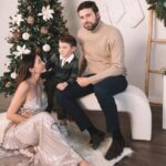 Fernanda Romero Instagram - Cuando pensaste que igual jamás ibas a formar una familia de nuevo 🎄❤️. Y el destino te llena de sorpresas. Cuando te abres al universo y tú corazón está abierto para poder amar de nuevo La magia sucede. Esta Navidad es muy especial para mi. Estamos muy contentos y entusiasmados por la llegada de su nuevo hermanito o hermanita 🐣👶🏼 me siento completa y plena 🙏🏼 Feliz Navidad amigos que sea una linda noche con sus seres queridos. 📸 by @cocunphotography ⁣ .⁣ .⁣ .⁣ .⁣ .⁣ #christmas2023 #christmascountdown #christmasdecor #christmasdecorations #christmasgifts #christmaslights #christmasmagic #december #family #familyday #familyfirst #familygoals #familyiseverything #familyisforever #familylife #familylove #familyovereverything #familyphotography #familypic #familytime #gift #holidays #merryxmas🎄 #momlife #santa #santaclaus #xmas #xmasdecorations #xmastime #xmastree
