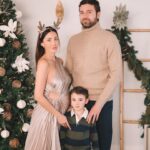Fernanda Romero Instagram - Cuando pensaste que igual jamás ibas a formar una familia de nuevo 🎄❤️. Y el destino te llena de sorpresas. Cuando te abres al universo y tú corazón está abierto para poder amar de nuevo La magia sucede. Esta Navidad es muy especial para mi. Estamos muy contentos y entusiasmados por la llegada de su nuevo hermanito o hermanita 🐣👶🏼 me siento completa y plena 🙏🏼 Feliz Navidad amigos que sea una linda noche con sus seres queridos. 📸 by @cocunphotography ⁣ .⁣ .⁣ .⁣ .⁣ .⁣ #christmas2023 #christmascountdown #christmasdecor #christmasdecorations #christmasgifts #christmaslights #christmasmagic #december #family #familyday #familyfirst #familygoals #familyiseverything #familyisforever #familylife #familylove #familyovereverything #familyphotography #familypic #familytime #gift #holidays #merryxmas🎄 #momlife #santa #santaclaus #xmas #xmasdecorations #xmastime #xmastree