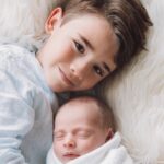 Fernanda Romero Instagram - La palabra ♥️ “Mamá” es fácil de decir, pero no llegamos a valorarla hasta que nos convertimos en una y conocemos el peso que conlleva. A todas las madres, ya sean biológicas, adoptivas o con o sin parejas, las felicito. Son maravillosas y entiendo la dedicación y esfuerzo que ponen día a día. Las admiro mucho. Felicidades en su día, que hoy y siempre seamos valoradas por lo que somos. Estoy agradecida de ser su mamá. Gracias a estas dos almitas que me eligieron como mamá, amo vivir la vida juntos. Algo que me daba tanto miedo se ha convertido en mi razón de vivir. Los amo y me siento afortunada de estar con ustedes. 📸 by @cocunphotography