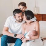 Fernanda Romero Instagram - La palabra ♥️ “Mamá” es fácil de decir, pero no llegamos a valorarla hasta que nos convertimos en una y conocemos el peso que conlleva. A todas las madres, ya sean biológicas, adoptivas o con o sin parejas, las felicito. Son maravillosas y entiendo la dedicación y esfuerzo que ponen día a día. Las admiro mucho. Felicidades en su día, que hoy y siempre seamos valoradas por lo que somos. Estoy agradecida de ser su mamá. Gracias a estas dos almitas que me eligieron como mamá, amo vivir la vida juntos. Algo que me daba tanto miedo se ha convertido en mi razón de vivir. Los amo y me siento afortunada de estar con ustedes. 📸 by @cocunphotography