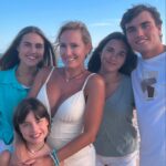 Fernanda Serrano Instagram - Hoje foi o dia da família! Mas não é todos os nossos dias? Deveria ser! Parabéns à família tão preciosa e linda que construímos todos juntos! O meu maior tesouro são vocês… filhos, pais, primas, tios, amigos do meu coração que já são família! A todos nós… Obrigada! Sempre juntos! #family ❤️
