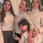 Fernanda Serrano Instagram - Hoje foi o dia da família! Mas não é todos os nossos dias? Deveria ser! Parabéns à família tão preciosa e linda que construímos todos juntos! O meu maior tesouro são vocês… filhos, pais, primas, tios, amigos do meu coração que já são família! A todos nós… Obrigada! Sempre juntos! #family ❤️