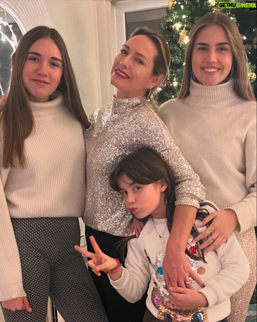 Fernanda Serrano Instagram - Hoje foi o dia da família! Mas não é todos os nossos dias? Deveria ser! Parabéns à família tão preciosa e linda que construímos todos juntos! O meu maior tesouro são vocês… filhos, pais, primas, tios, amigos do meu coração que já são família! A todos nós… Obrigada! Sempre juntos! #family ❤️