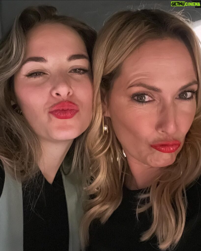 Fernanda Serrano Instagram - Hoje foi o dia da família! Mas não é todos os nossos dias? Deveria ser! Parabéns à família tão preciosa e linda que construímos todos juntos! O meu maior tesouro são vocês… filhos, pais, primas, tios, amigos do meu coração que já são família! A todos nós… Obrigada! Sempre juntos! #family ❤️