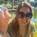 Fernanda Serrano Instagram - Tenho andado em silêncio… Ainda não parei para vos mostrar como foi a minha visita relâmpago à Madeira, onde já não vinha há uma década! E não se pode estar tanto tempo sem voltar a visitar esta ilha tão especial e linda! Menos de 48 horas, desci de cesto, rebentei os gémeos a andar, experimentei o teleférico e comi e bebi tão mas tão bem! Só me vou pesar na sexta-feira! A vida são dois dias… temos de aproveitar para rir e fazer o que nos apetecer com quem gostamos e nos faz bem! Porque nós merecemos! 🫶🏻 Em breve volto com os meus amores! La Isla maravilhosa! Obrigada @visitmadeira e… até já!