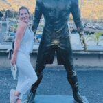 Fernanda Serrano Instagram - Tenho andado em silêncio… Ainda não parei para vos mostrar como foi a minha visita relâmpago à Madeira, onde já não vinha há uma década! E não se pode estar tanto tempo sem voltar a visitar esta ilha tão especial e linda! Menos de 48 horas, desci de cesto, rebentei os gémeos a andar, experimentei o teleférico e comi e bebi tão mas tão bem! Só me vou pesar na sexta-feira! A vida são dois dias… temos de aproveitar para rir e fazer o que nos apetecer com quem gostamos e nos faz bem! Porque nós merecemos! 🫶🏻 Em breve volto com os meus amores! La Isla maravilhosa! Obrigada @visitmadeira e… até já!