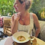 Fernanda Serrano Instagram - Tenho andado em silêncio… Ainda não parei para vos mostrar como foi a minha visita relâmpago à Madeira, onde já não vinha há uma década! E não se pode estar tanto tempo sem voltar a visitar esta ilha tão especial e linda! Menos de 48 horas, desci de cesto, rebentei os gémeos a andar, experimentei o teleférico e comi e bebi tão mas tão bem! Só me vou pesar na sexta-feira! A vida são dois dias… temos de aproveitar para rir e fazer o que nos apetecer com quem gostamos e nos faz bem! Porque nós merecemos! 🫶🏻 Em breve volto com os meus amores! La Isla maravilhosa! Obrigada @visitmadeira e… até já!