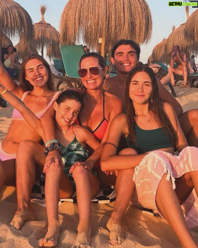 Fernanda Serrano Instagram - Hoje foi o dia da família! Mas não é todos os nossos dias? Deveria ser! Parabéns à família tão preciosa e linda que construímos todos juntos! O meu maior tesouro são vocês… filhos, pais, primas, tios, amigos do meu coração que já são família! A todos nós… Obrigada! Sempre juntos! #family ❤️