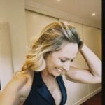 Fernanda Serrano Instagram - Domingo de Sol, de almoços em Família, de estar com os Amigos que não temos oportunidade de ver e estar com calma no dia a dia, de ir ver a nossa praia, de namorar, de passear, ou de fazer nada! Domingo é Dia de fazer o que nos apetecer! Como vai ser o vosso? Eu comecei muito cedo a caminhar na minha praia… #domingo #sunday #family