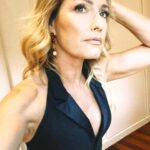Fernanda Serrano Instagram - Domingo de Sol, de almoços em Família, de estar com os Amigos que não temos oportunidade de ver e estar com calma no dia a dia, de ir ver a nossa praia, de namorar, de passear, ou de fazer nada! Domingo é Dia de fazer o que nos apetecer! Como vai ser o vosso? Eu comecei muito cedo a caminhar na minha praia… #domingo #sunday #family