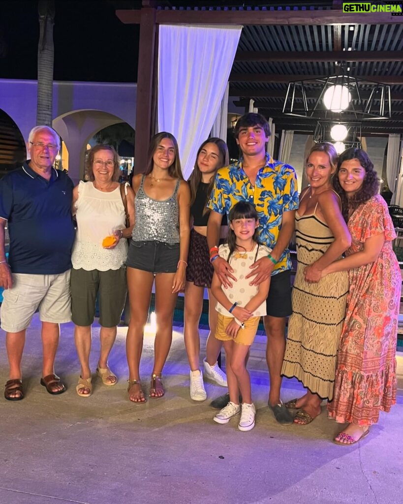 Fernanda Serrano Instagram - Hoje foi o dia da família! Mas não é todos os nossos dias? Deveria ser! Parabéns à família tão preciosa e linda que construímos todos juntos! O meu maior tesouro são vocês… filhos, pais, primas, tios, amigos do meu coração que já são família! A todos nós… Obrigada! Sempre juntos! #family ❤️