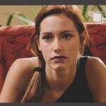 Fernanda Serrano Instagram - Este ano é o ano em que celebro os meus 30 anos de, nem gosto de lhe chamar carreira… ainda! De percurso. Entre filmes, novelas, séries, peças e varias apresentações de formatos em tv, agradeço ter tido sempre a sorte de tão excelentes e singulares oportunidades ter tido e as decisões quase sempre acertadas que tomei, nestas tantas áreas! Todos os dias acordo feliz, por fazer aquilo que tanto amo! Que me faz levantar da cama (por vezes ou quase sempre a horas “impróprias”, mas de sorriso cheio, porque vou fazer o que me deixa tão feliz! Interpretar! Digo sempre aos meus filhos, que já começaram a ter de decidir pelas escolhas académicas mais orientadas para as futuras profissões, que sejam felizes nas suas escolhas, recordo a angústia que também eu tive, revejo-a neles! O que será que quero fazer para o resto da minha vida, na minha profissão? Há quem saiba logo desde pequenino, há quem perceba tarde o que realmente quer, há quem erre e possa voltar atrás e experimentar novas áreas e também há quem nunca acerte ou simplesmente não queira nada e se sinta infeliz! Como não quero miúdos assim, deixo-os naturalmente e sem pressão, perceber o que querem decidir, sempre com a premissa de sermos felizes nas nossas escolhas! Porque a mim, é o que me faz sentir todos os meus dias de trabalho! Feliz todos os dias, para vos fazer chegar tantas e tantas personagens e histórias, que espero que gostem! Obrigada por estarem sempre aí! É para vocês que o faço! Com muuuuuuuuuito Amor! ❤️#trabalho #workthatilove #actresslife