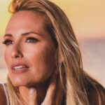 Fernanda Serrano Instagram - Este ano é o ano em que celebro os meus 30 anos de, nem gosto de lhe chamar carreira… ainda! De percurso. Entre filmes, novelas, séries, peças e varias apresentações de formatos em tv, agradeço ter tido sempre a sorte de tão excelentes e singulares oportunidades ter tido e as decisões quase sempre acertadas que tomei, nestas tantas áreas! Todos os dias acordo feliz, por fazer aquilo que tanto amo! Que me faz levantar da cama (por vezes ou quase sempre a horas “impróprias”, mas de sorriso cheio, porque vou fazer o que me deixa tão feliz! Interpretar! Digo sempre aos meus filhos, que já começaram a ter de decidir pelas escolhas académicas mais orientadas para as futuras profissões, que sejam felizes nas suas escolhas, recordo a angústia que também eu tive, revejo-a neles! O que será que quero fazer para o resto da minha vida, na minha profissão? Há quem saiba logo desde pequenino, há quem perceba tarde o que realmente quer, há quem erre e possa voltar atrás e experimentar novas áreas e também há quem nunca acerte ou simplesmente não queira nada e se sinta infeliz! Como não quero miúdos assim, deixo-os naturalmente e sem pressão, perceber o que querem decidir, sempre com a premissa de sermos felizes nas nossas escolhas! Porque a mim, é o que me faz sentir todos os meus dias de trabalho! Feliz todos os dias, para vos fazer chegar tantas e tantas personagens e histórias, que espero que gostem! Obrigada por estarem sempre aí! É para vocês que o faço! Com muuuuuuuuuito Amor! ❤️#trabalho #workthatilove #actresslife