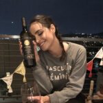 Fernanda Urrejola Instagram – Fue el #DiaNacionalDelVino y quiero aprovechar para celebrar a mi vino favorito ❤️ El que siempre me acompaña en mis breaks y ayuda para tener la mejor inspiración 😉

Salud por @migueltorrescl🍷👌