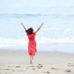 Fernanda Urrejola Instagram – Hay algo mejor que el mar?
Cada vez que necesito un reset… pienso en ir a la playa. 
Meterme al agua y renovar mi energía…
Y si está nublado no importa, meto las patitas y ya! ❤️
Les pasa algo parecido con el mar?