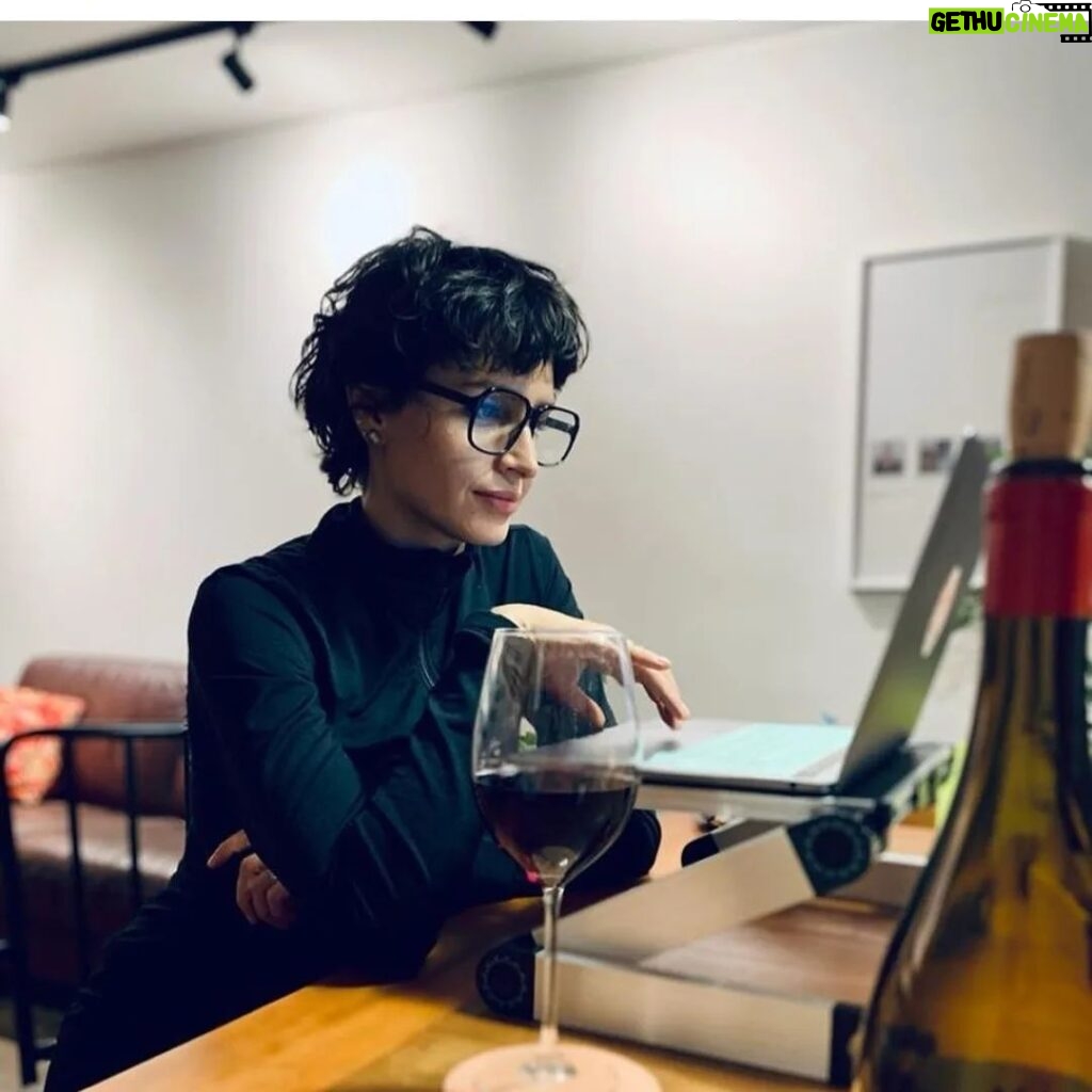 Fernanda Urrejola Instagram - Fue el #DiaNacionalDelVino y quiero aprovechar para celebrar a mi vino favorito ❤️ El que siempre me acompaña en mis breaks y ayuda para tener la mejor inspiración 😉 Salud por @migueltorrescl🍷👌