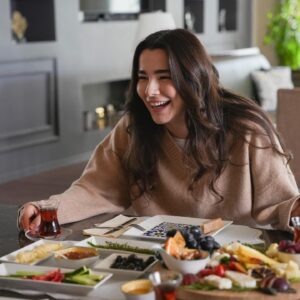Feyza Sevil Güngör Instagram - Sigmiyor hicbir sey♥️
Ailem oldunuz,hic bilmedigim seyler hissettirdiniz,cok sey ogrettiniz,cok baska bir sey oldunuz🐿️her sey icin asiri♥️

@aldatmakdizi 
@timsandb 
@muratsaracoglu 
@evrenkarabyk